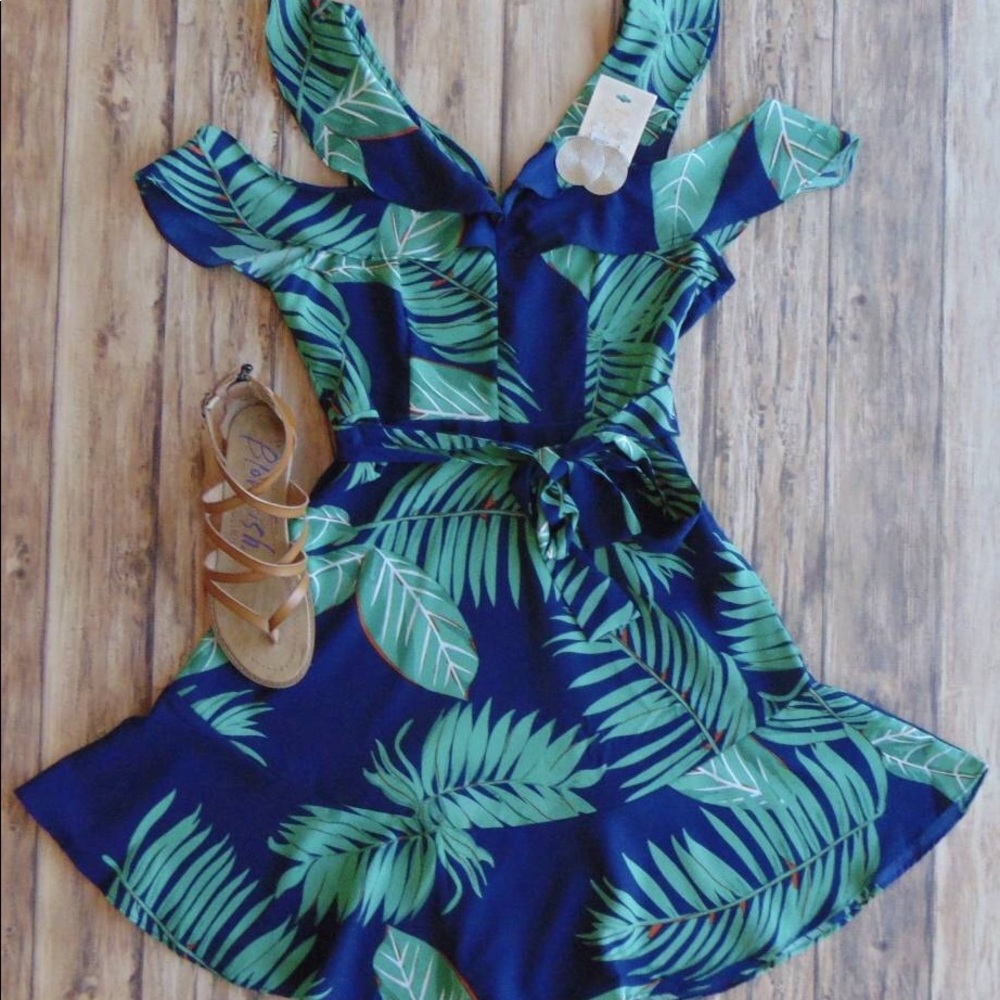 Super unique cold shoulder